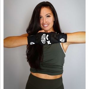 RUMBLE BOXING HAND WRAPS BLACK/WHITE SIZE S/M (QUICK WRAPS)